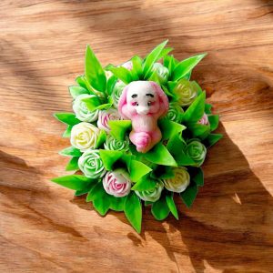 Зайка на полянке роз