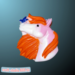 Лошадь с бабочкой